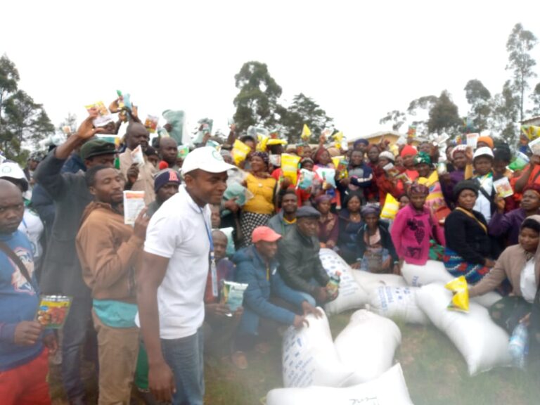 Donation of Farm Inputs to Mmuock Farmers by Rurual Farmers Support Network (4)